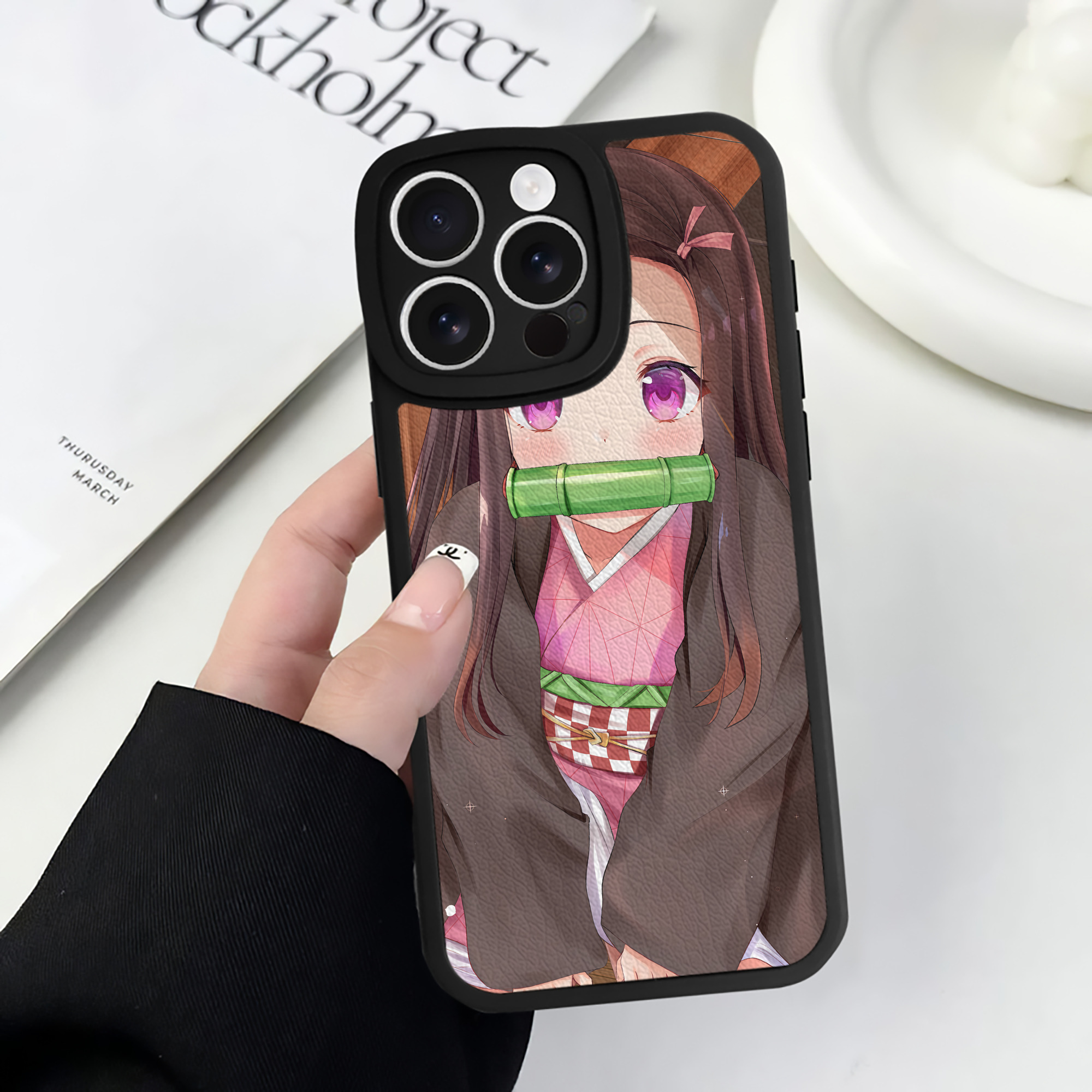 （画像用） 鬼滅の刃（きめつのやいば）竈門 禰󠄀豆子／かまど ねずこ Kamado Nezuko 【iPhone 16シリーズ対応】シリコンスマホケース（レザー調） 材質：シリコン